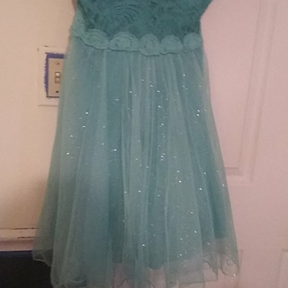 Extraordinary size 9 strapless prom/party dress - Picture 3 of 3